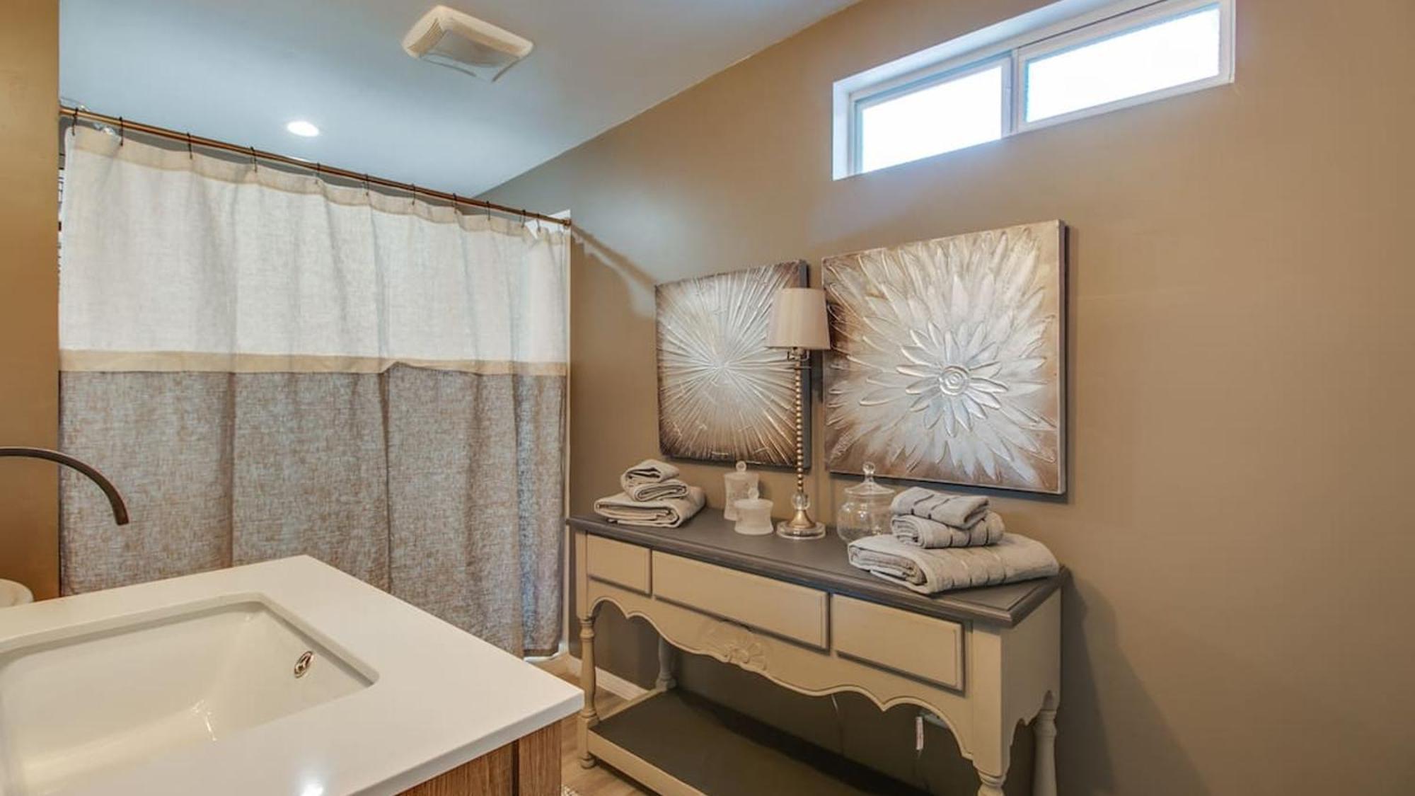 Designer In Hip Zen Yard Midtown Holiday home